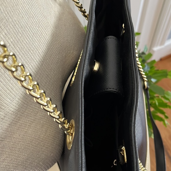 Kenneth Cole Reaction Pocketbook with Good Chain straps - Picture 4 of 9